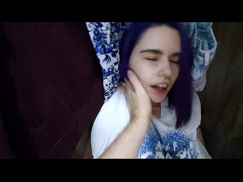 ❤️ Shkafda mening singlimni topib, unga yordam berdi Anal pornoda bizda ️❤